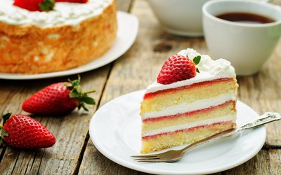 Tort cu ciocolata si capsuni