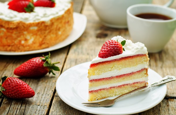 Tort cu ciocolata si capsuni