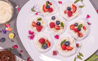 Pavlova cu fructe si crema de iaurt