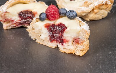 Cupe cu fructe de padure si crema de branza