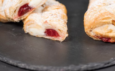 Rulou cu căpșuni și cremă de iaurt