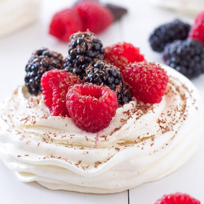 Pavlova cu crema de vanilie