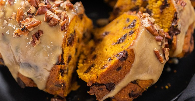 Toffee Velvet<strong> Cake</strong> Toffee Velvet<strong> Cake</strong>